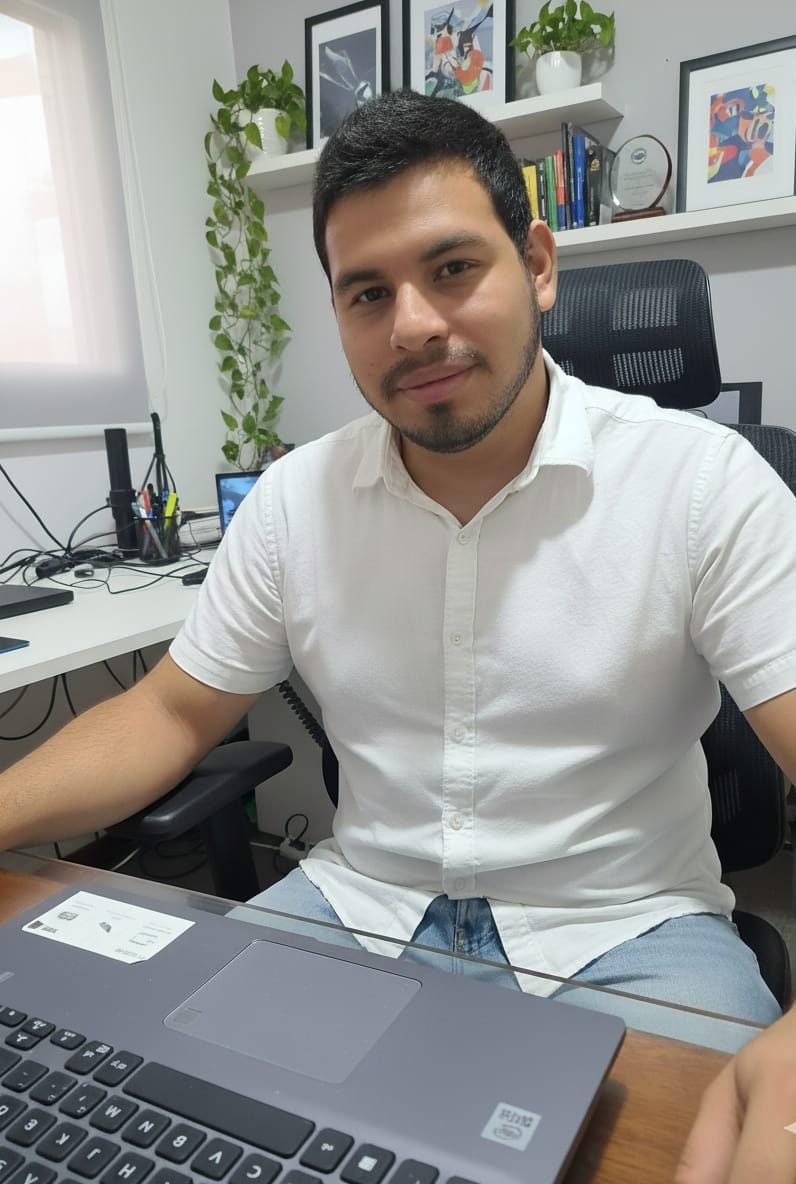 Yonaiker Contreras, fundador de ZyvexWeby